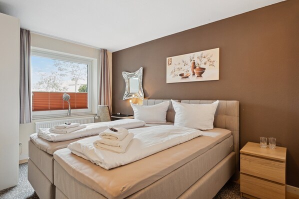 Classic Tek Büyük veya İki Ayrı Yataklı Oda | Masa, dizüstü bilgisayar çalışma alanı, ütü/ütü masası 