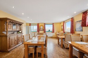 Classic-Doppel- oder -Zweibettzimmer | Gemeinschaftsküche | Kühlschrank, Mikrowelle, Ofen, Herdplatte