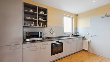 Classic Double or Twin Room | Shared kitchen | Fridge, microwave, oven, stovetop