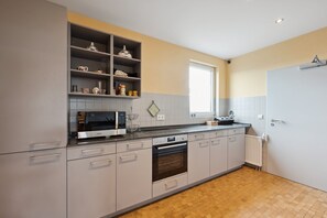 Classic Double or Twin Room | Shared kitchen | Fridge, microwave, oven, stovetop