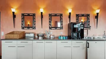 Classic Double or Twin Room | Shared kitchen | Fridge, microwave, oven, stovetop