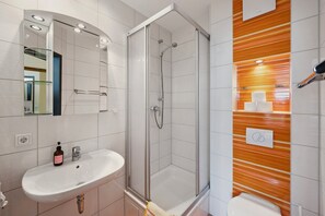Classic-Doppel- oder -Zweibettzimmer | Badezimmer | Dusche, Haartrockner, Handtücher, Seife