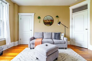 Design-Haus | Wohnzimmer | 32-Zoll-Smart-TV mit Digitalempfang, Netflix, Hulu