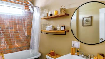 Jungle Book | Bathroom | Rainfall showerhead, eco-friendly toiletries, hair dryer, towels