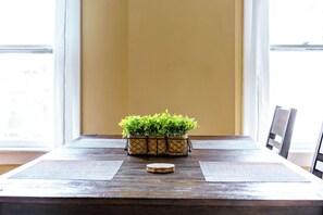 Design-Haus | Eigene Kochnische | Großer Kühlschrank, Mikrowelle, Ofen, Herdplatte