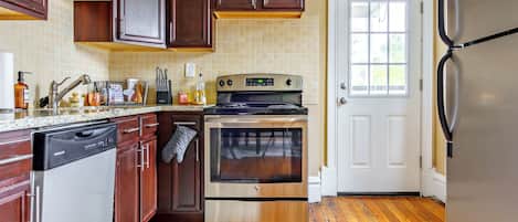 Maison Design | Cuisine privée | Grand réfrigérateur, micro-ondes, four, plaque de cuisson