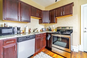 Design House | Private kitchen | Full-sized fridge, microwave, oven, stovetop