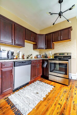 Jungle Book | Private kitchen | Full-size fridge, microwave, oven, stovetop - The Parkside by Jungle House – Short North Boutique Suites (Columbus)