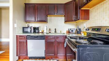 Design-Haus | Eigene Küche | Großer Kühlschrank, Mikrowelle, Ofen, Herdplatte