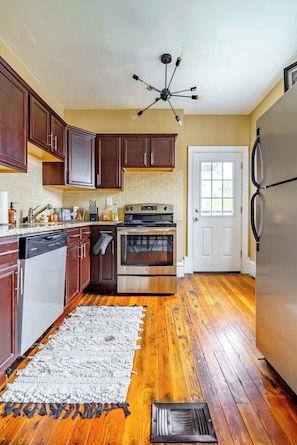 Design House | Private kitchen | Full-sized fridge, microwave, oven, stovetop