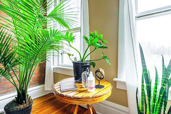 Maison Design | Aire de séjour | Téléviseur connecté de 55 po avec télévision numérique, Netflix, Hulu