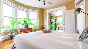 2 bedrooms, Egyptian cotton sheets, premium bedding, memory-foam beds