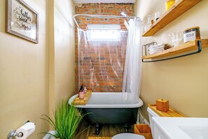 Jungle Book | Bathroom | Rainfall showerhead, eco-friendly toiletries, hair dryer, towels - The Parkside by Jungle House – Short North Boutique Suites (Columbus)