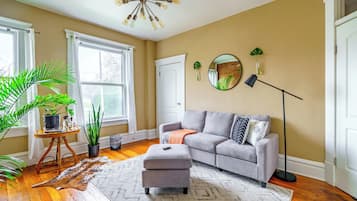 Hus – design | Oppholdsområde | En 55-tommers smart-TV med digitale kanaler samt Netflix og Hulu