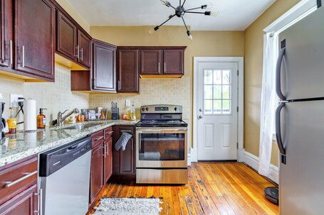 Jungle Book | Private kitchen | Full-sized fridge, microwave, oven, stovetop