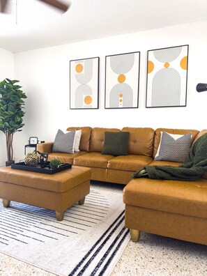 Living area - Spacious home near Busch Gardens & USF w King Bed (Tampa)