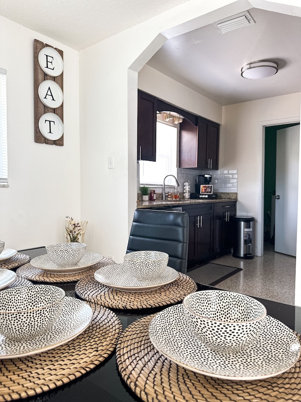 Dining - Spacious home near Busch Gardens & USF w King Bed (Tampa)