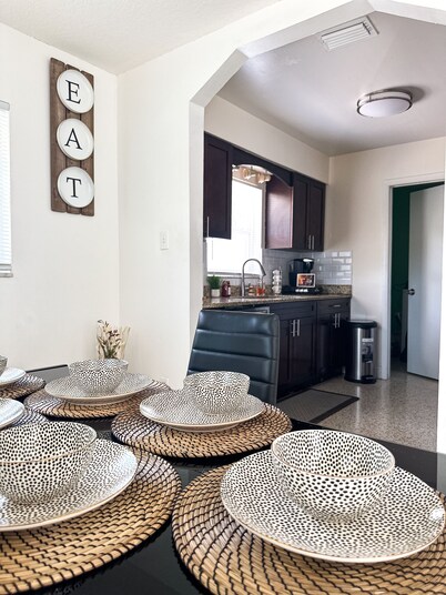 Spacious home near Busch Gardens & USF w King Bed