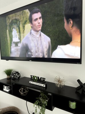 Interior - Spacious home near Busch Gardens & USF w King Bed (Tampa)