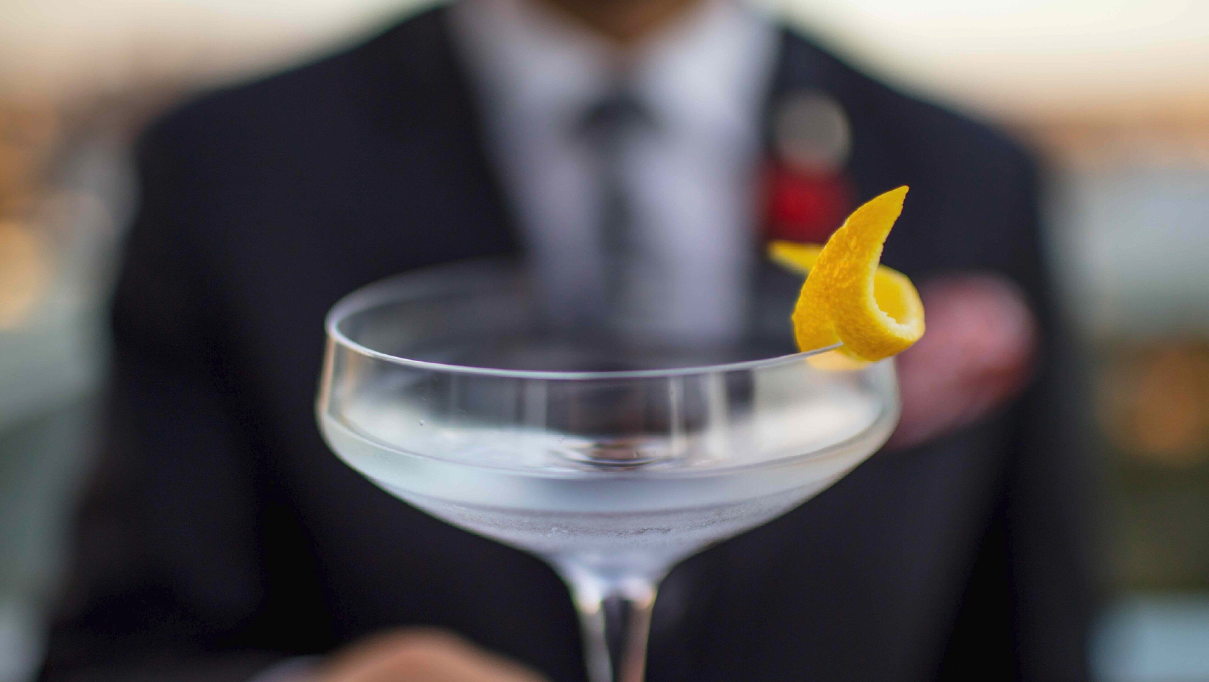 Een martini glas met een citroen twist.
