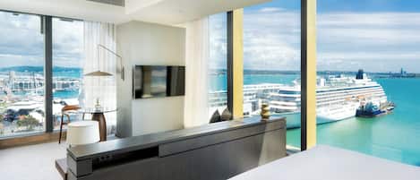 Junior-svíta - 1 stórt tvíbreitt rúm - aðgengi að setustofu í klúbbi - útsýni yfir höfn | Ofnæmisprófaður sængurfatnaður, míníbar, öryggishólf í herbergi