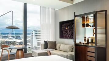Hypo-allergenic bedding, minibar, in-room safe, individually furnished
