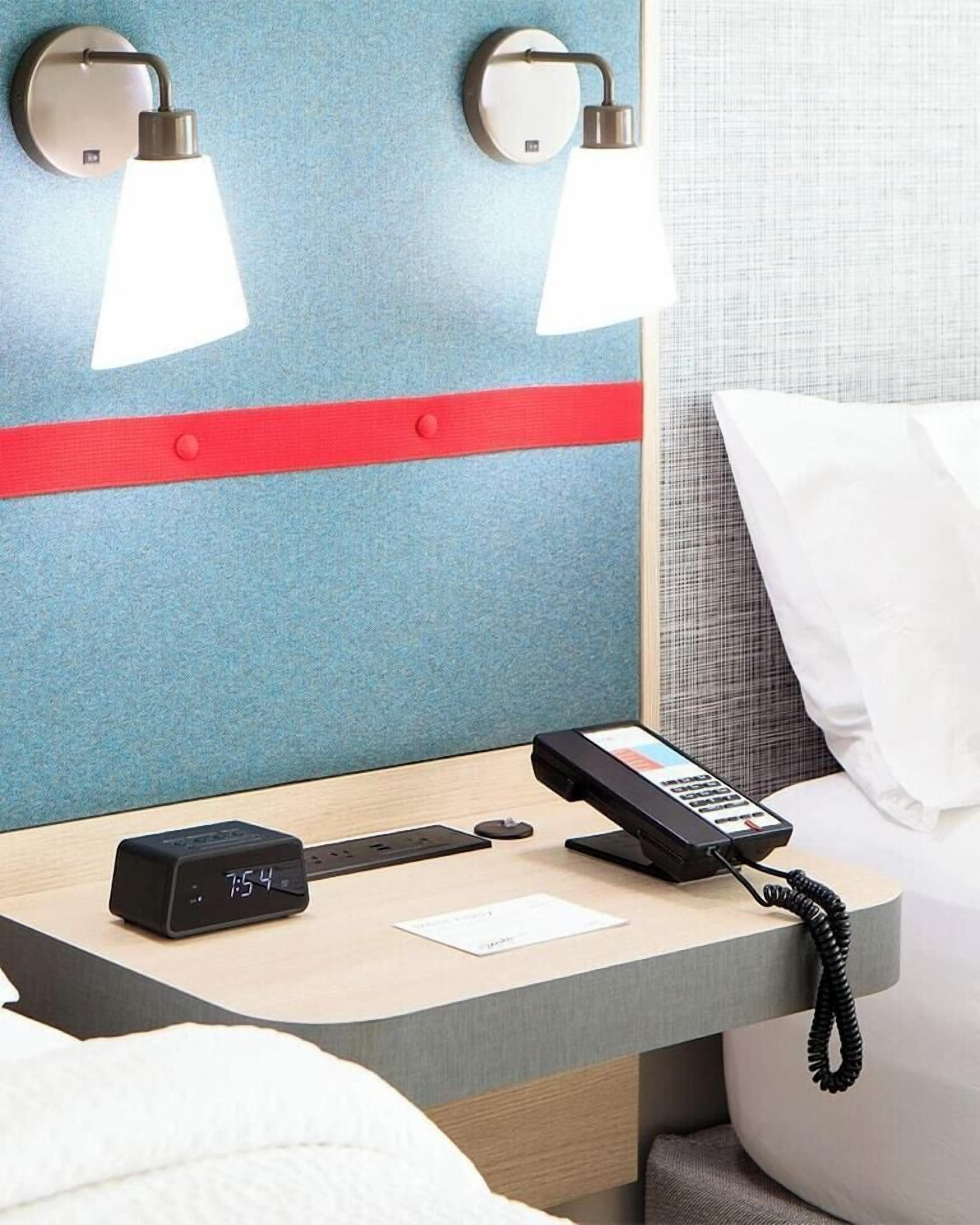 Escritorio, espacio para trabajar con laptop y cortinas blackout 