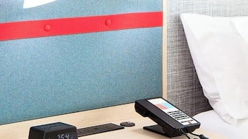 Escritorio, espacio para trabajar con laptop y cortinas blackout