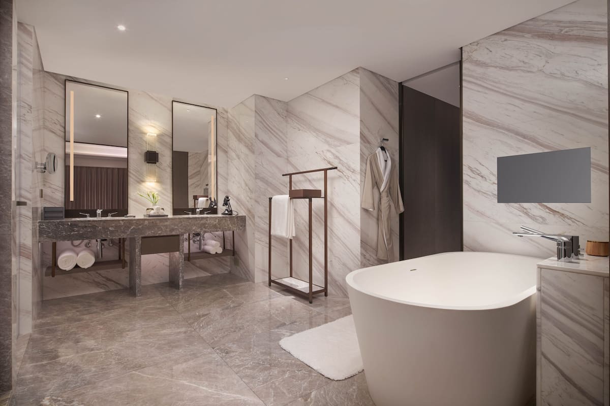 Suite, 1 Bedroom (Study Area) | Bathroom