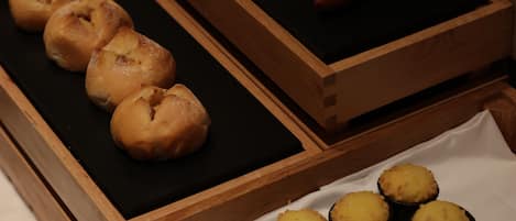 Una exhibición de productos horneados en bandejas de madera.