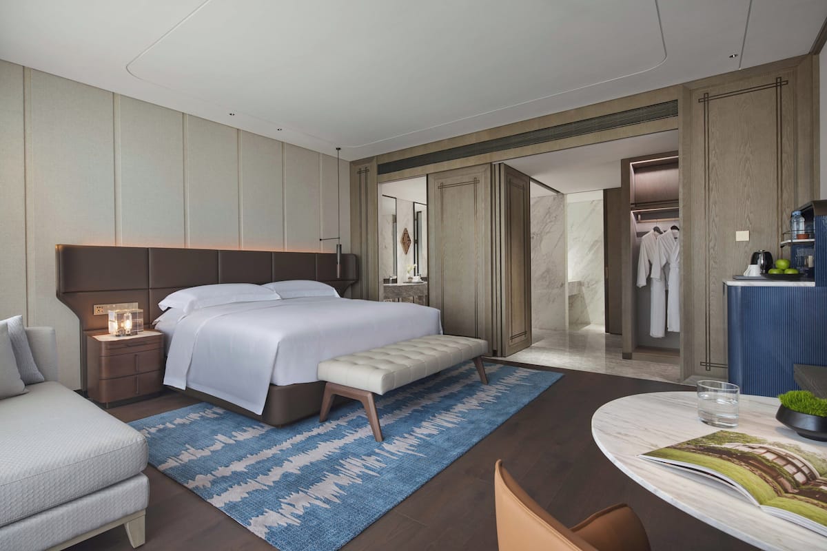 Classic Room, 1 King Bed, Accessible Bathtub | Soundproofing
