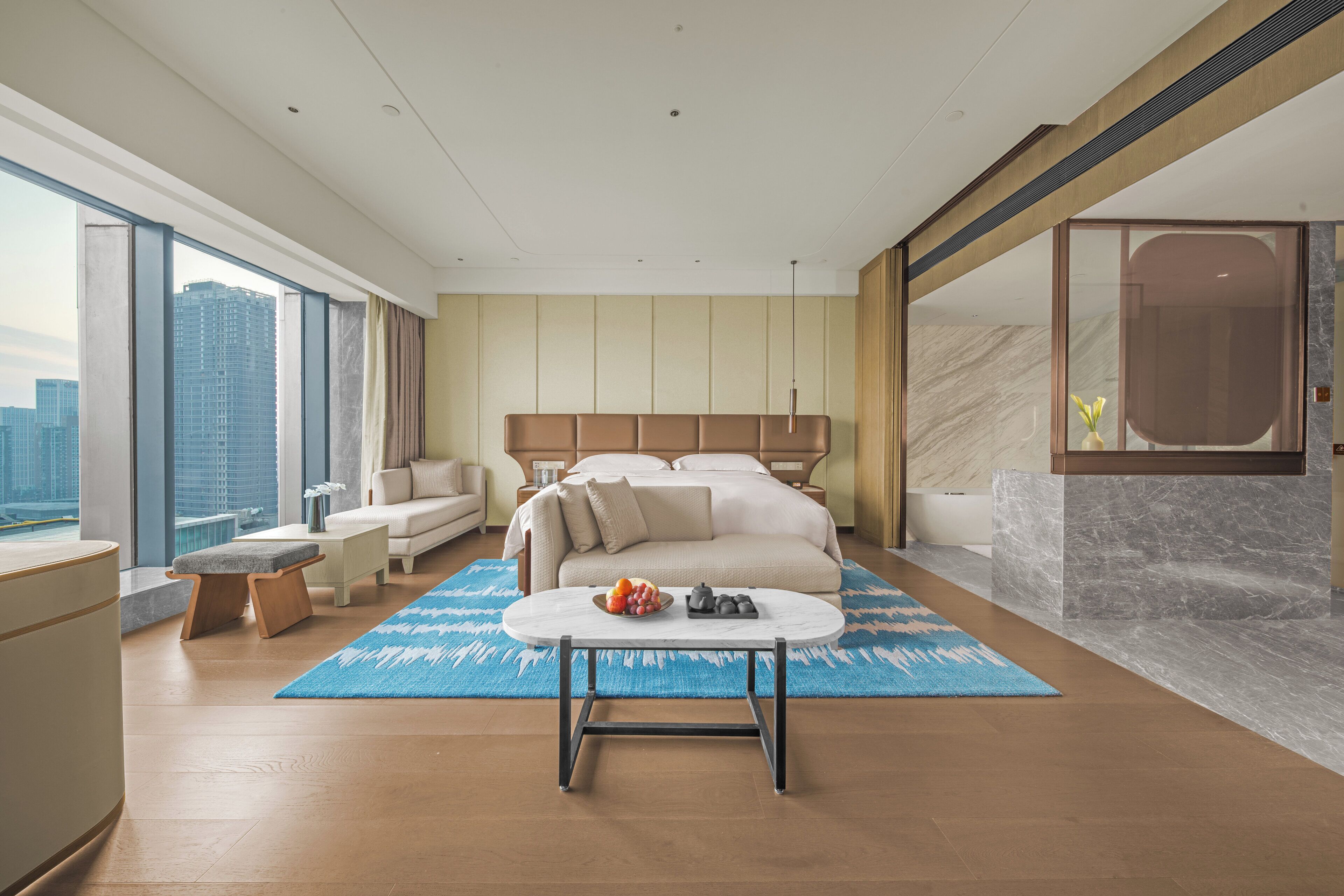 尊荣客房, 1 张特大床, 转角 | 高档床上用品、羽绒被、加厚床垫、迷你吧