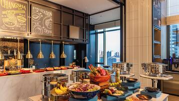 Se ofrece un desayuno a la carta todos los días (188 CNY por persona)