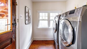Jungle Thyme | Bathroom - Jungle House Luxury Stays - Downtown Chillicothe (Chillicothe)