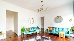 Jungle Thyme | Living area | 55-inch Smart TV with digital channels, Netflix, Hulu - Jungle House Luxury Stays - Downtown Chillicothe (Chillicothe)