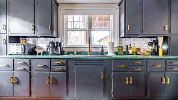 Frigorífico grande, microondas, horno y placa de cocina