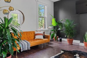 Familienhaus | Wohnbereich | 32-Zoll-Smart-TV mit Digitalempfang, Netflix, Hulu