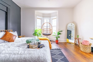 3 bedrooms, Egyptian cotton sheets, premium bedding, memory-foam beds