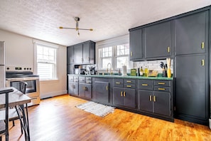 Full-sized fridge, microwave, oven, stovetop