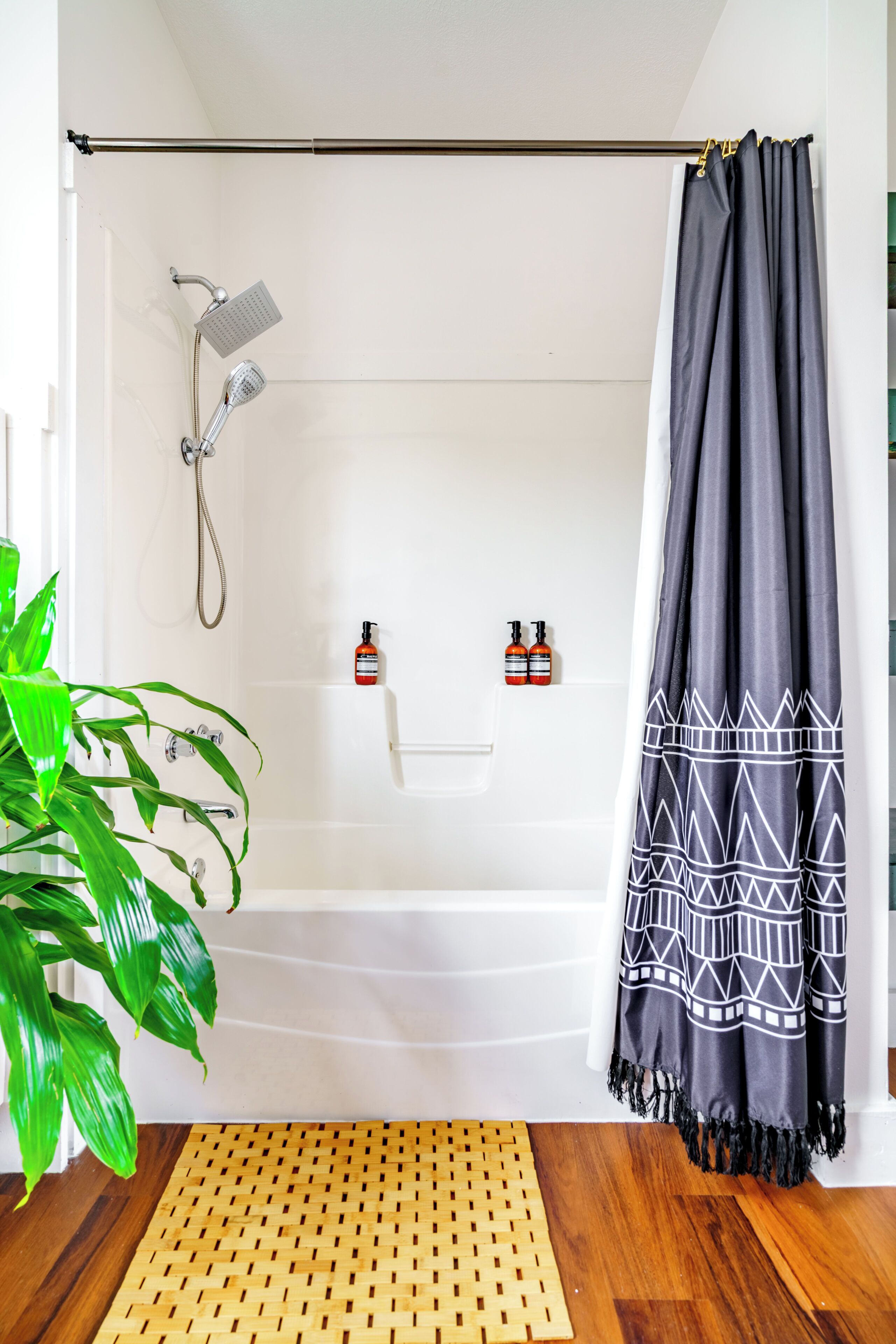 Casa familiar | Baño | Regadera tipo lluvia y amenidades de baño de diseñador 
