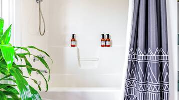 Casa familiar | Baño | Regadera tipo lluvia y amenidades de baño de diseñador