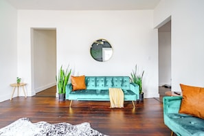 Jungle Thyme | Living area | 55-inch Smart TV with digital channels, Netflix, Hulu - Jungle House Luxury Stays - Downtown Chillicothe (Chillicothe)