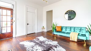 Jungle Thyme | Living area - Jungle House Luxury Stays - Downtown Chillicothe (Chillicothe)