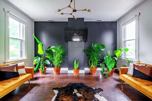 Casa familiar | Área de sala de estar | Smart TV de 55 pulgadas con canales digitales, Netflix y Hulu 
