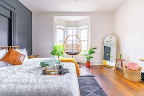 3 bedrooms, Egyptian cotton sheets, premium bedding, memory foam beds