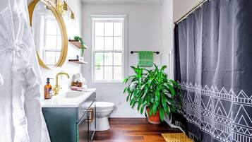 大花洒淋浴喷头、名牌洗护用品、吹风机、毛巾