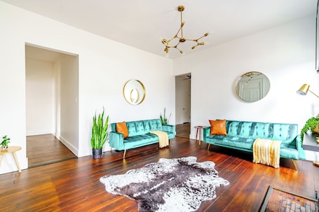 55-inch Smart TV with digital channels, Netflix, Hulu. Jungle House Luxury Stays - Downtown Chillicothe