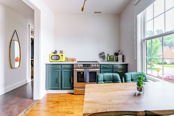 Full-sized fridge, microwave, oven, stovetop