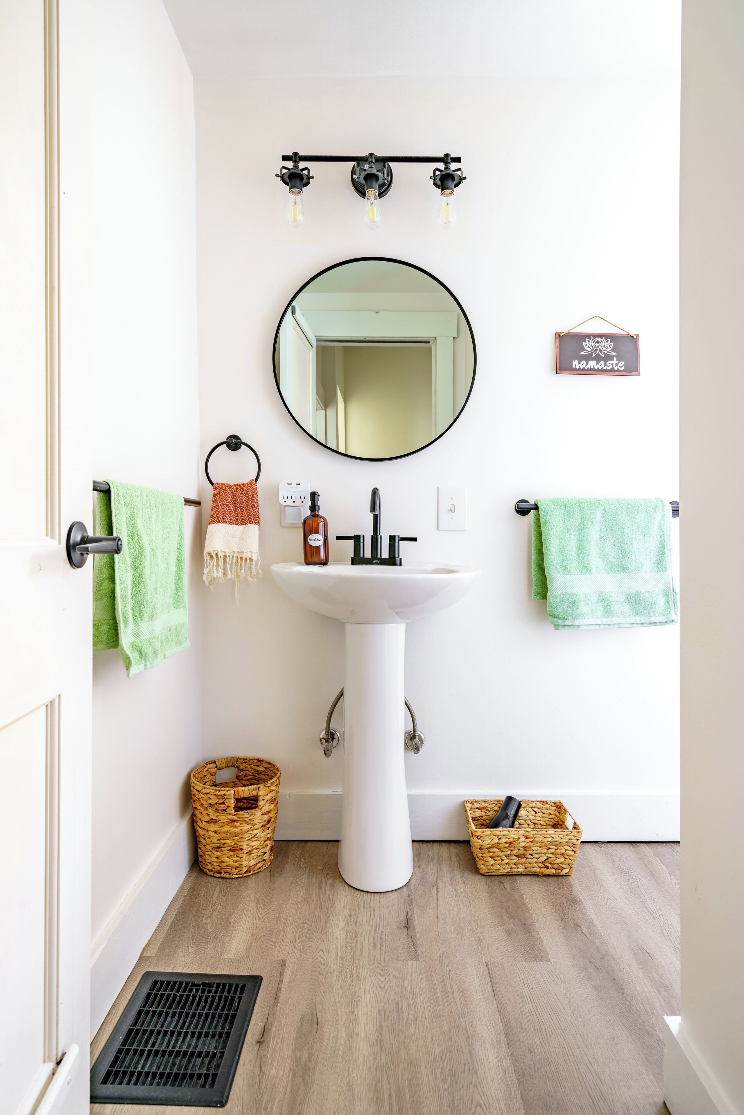 Jungle Thyme | Bathroom | Rainfall showerhead, designer toiletries, hair dryer, towels