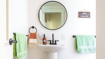 Jungle Thyme | Bathroom | Rainfall showerhead, designer toiletries, hair dryer, towels